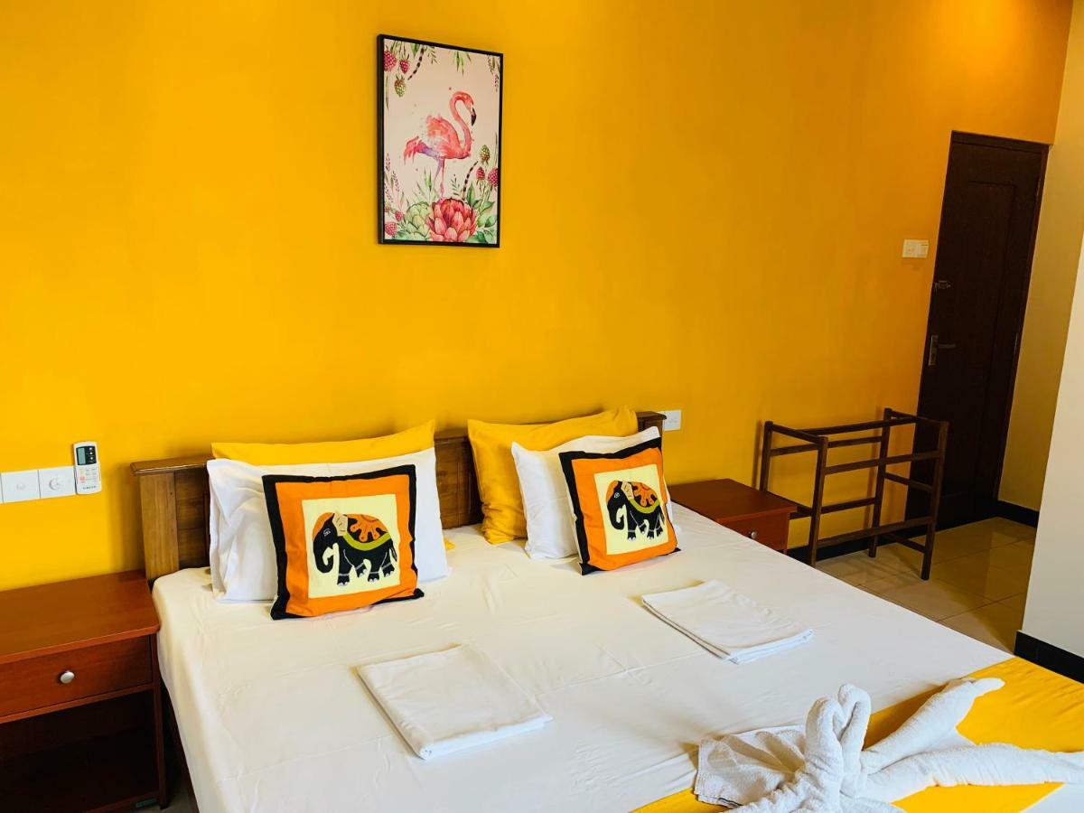 Sam'S Guest House Unawatuna Bagian luar foto