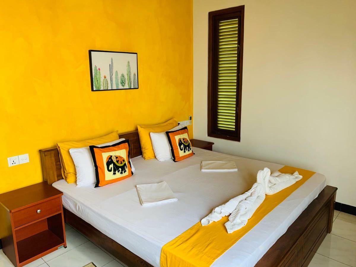 Sam'S Guest House Unawatuna Bagian luar foto