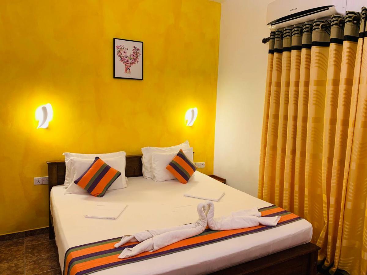 Sam'S Guest House Unawatuna Bagian luar foto