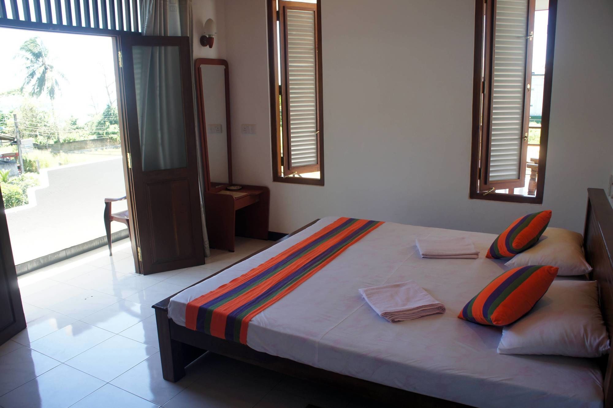 Sam'S Guest House Unawatuna Bagian luar foto